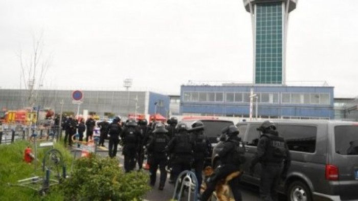В аэропорту Парижа военные застрелили мужчину