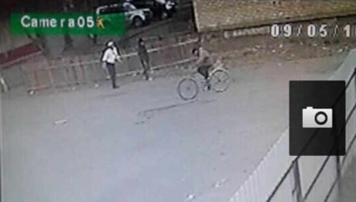 Велосипедист жестоко расправился с девушкой, подъехав к ней возле дома