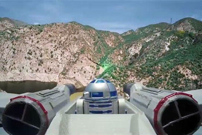 Видеоблогеры устроили перестрелку дроидов из Star Wars на беспилотниках