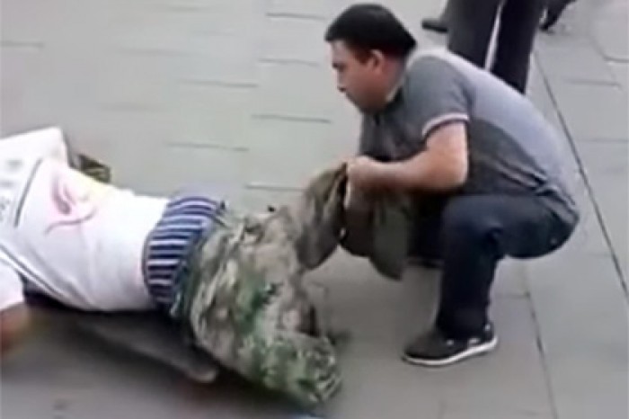 В Китае разоблачили прикидывавшегося безногим попрошайку