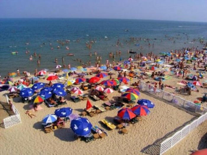 Власти Одессы рекомендуют воздержаться от купания в море из-за мусора