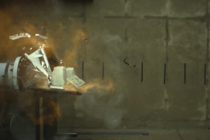 В моноблок iMac выстрелили из огненной пушки