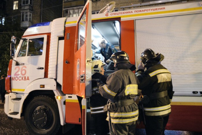 В Москве из горящего ангара спасли четырех человек