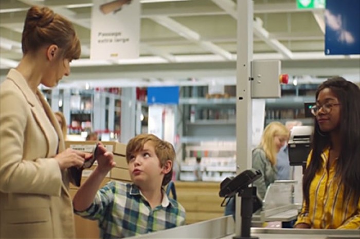 В новой рекламе IKEA показали переживания родителей из-за взросления детей
