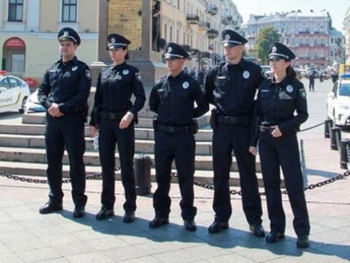 В Одессе пьяный полицейский на велосипеде ограбил девушку