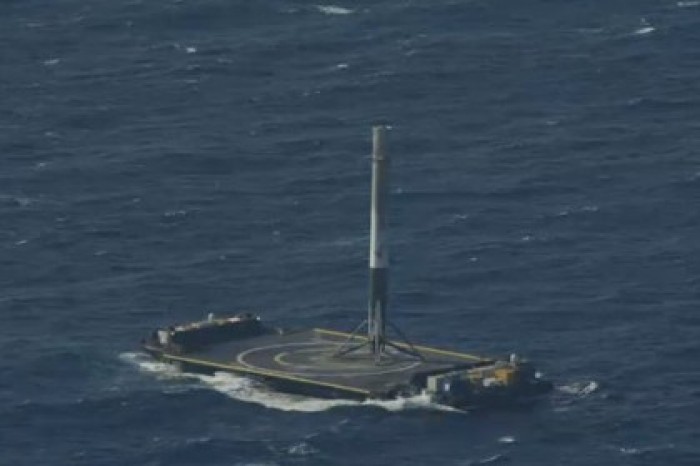 Возвращаемая ступень Falcon 9 впервые села на морскую платформу