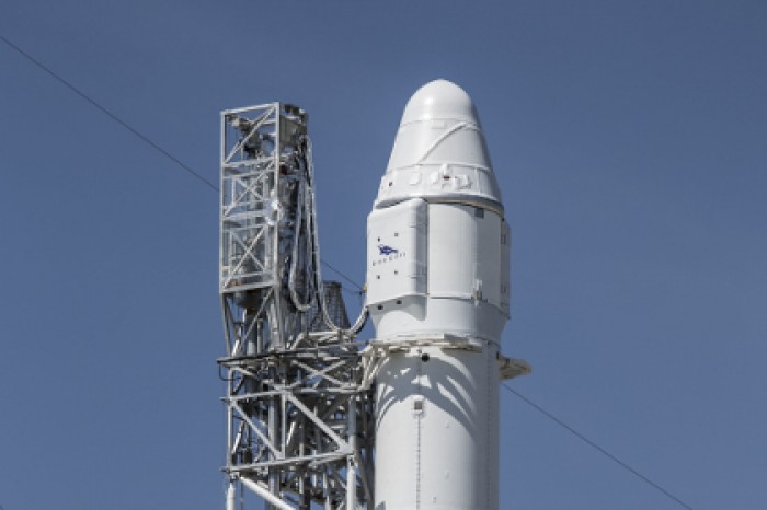 Возвращаемая ступень Falcon 9 впервые села на морскую платформу