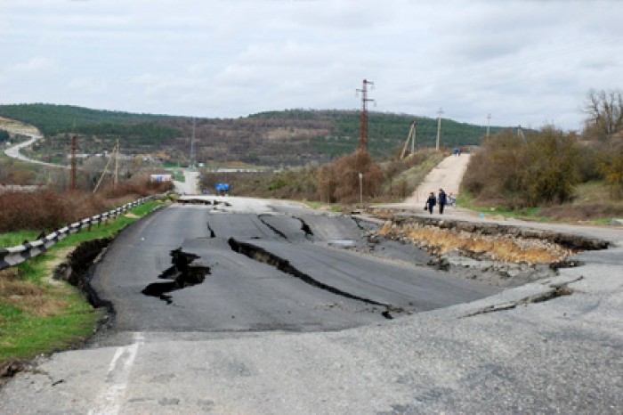 В Севастополе заявили о возможности введения режима ЧС из-за оползня на дороге