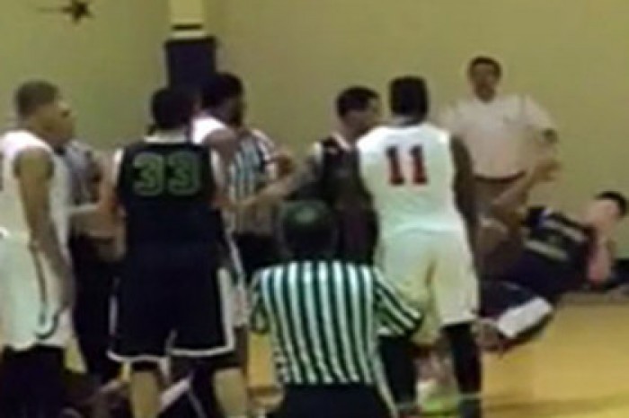 В США арестовали двух баскетболистов после массовой драки во время матча
