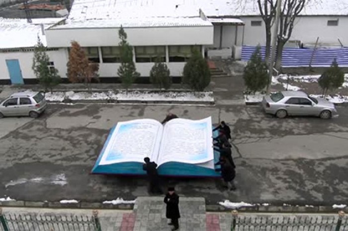 В Таджикистане установили памятник книге Рахмона весом в тонну