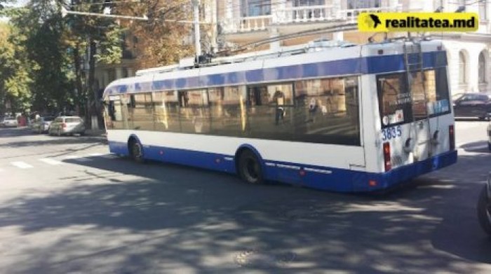 В центре Кишинева обвалилась часть асфальта, в яму попал троллейбус