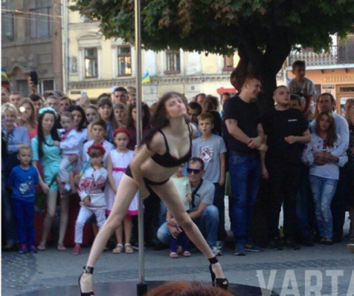 В центре Львова полуголые девушки танцевали стриптиз перед детьми