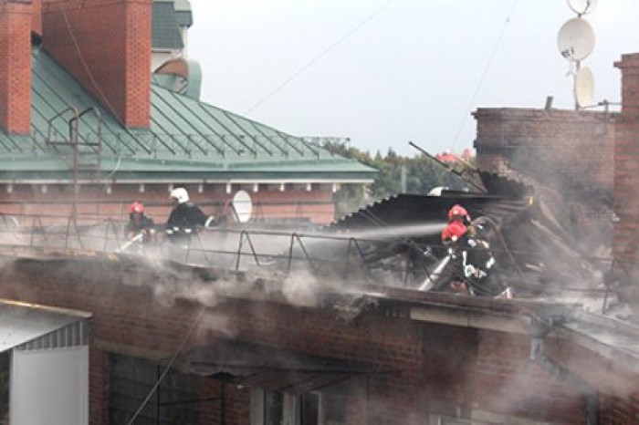 В украинской Полтаве от удара молнии загорелась жилая пятиэтажка