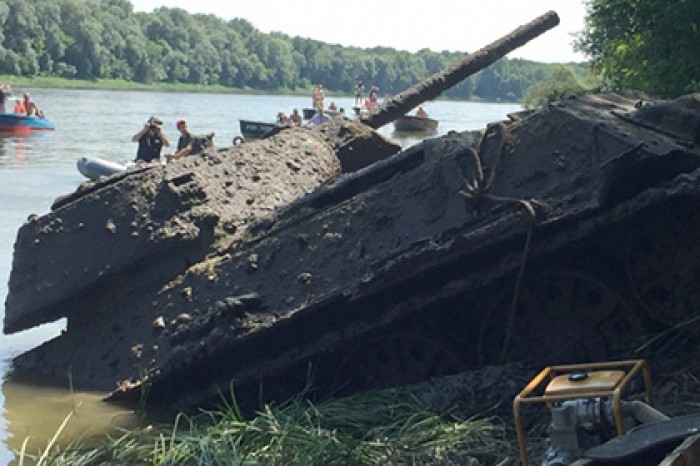 В Воронежской области со дна реки Дон подняли редкую версию танка Т-34