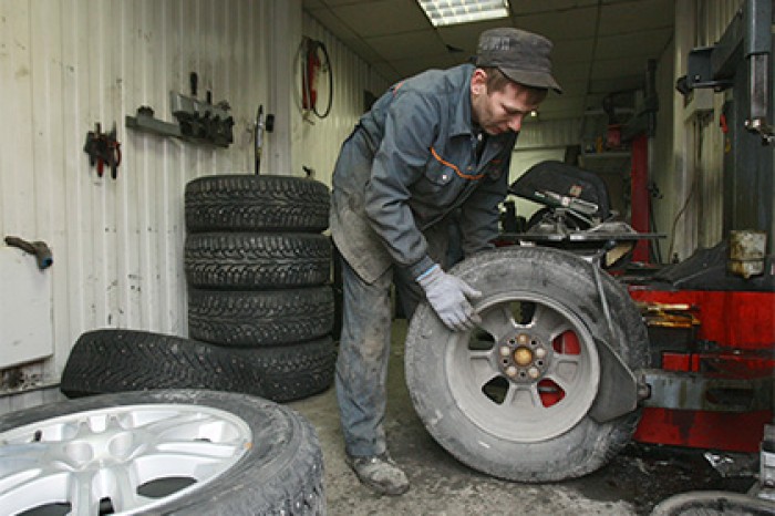 В Ялте начали резать шины припаркованных у жилых домов машин