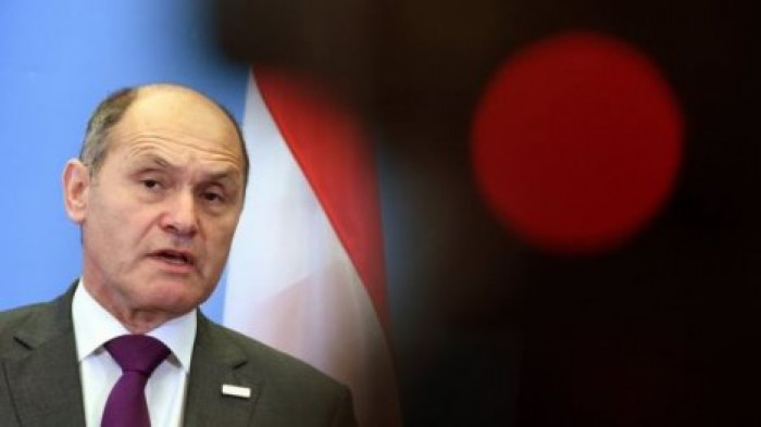 Выборы президента Австрии перенесены из-за плохого клея