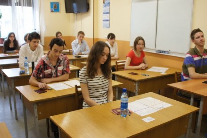 Выпускники лицеев сдают первый экзамен на степень бакалавра