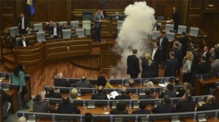 В здание парламента Косово бросили взрывное устройство