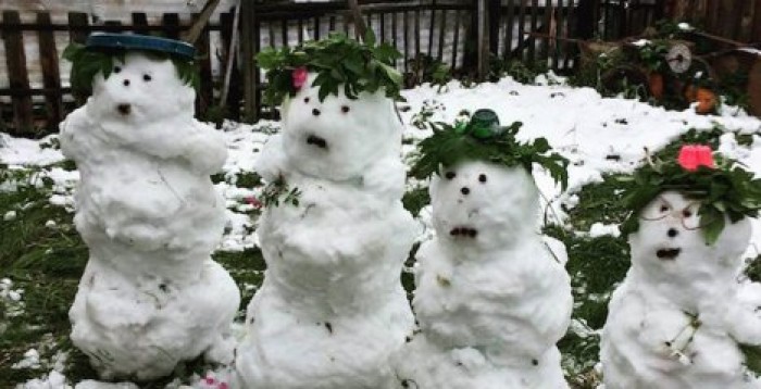 Якутское лето: дети лепят снеговиков и играют в снежки, а на завтра прогнозируют +22 градуса