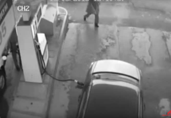 Забывчивый автовладелец шлангом разбил голову клиенту заправки