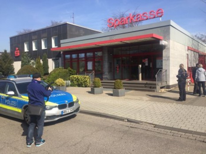 Захватчик банка в немецком Дуйсбурге сбежал