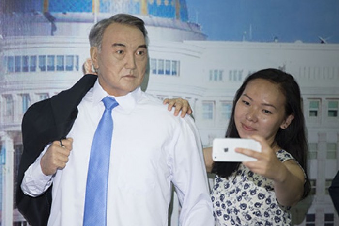 Зацелованную восковую фигуру Назарбаева убрали с выставки в Астане