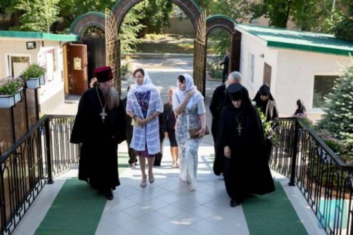 Жена Дмитрия Рогозина посетила женский монастырь в Бендерах
