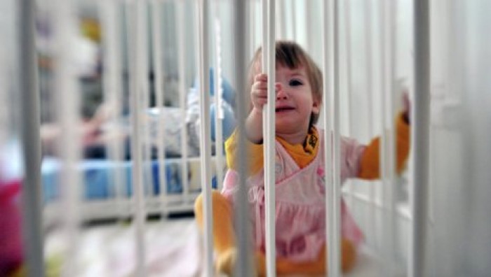 Женщина, уходя на работу, привязывала 4-летнюю дочь к кроватке
