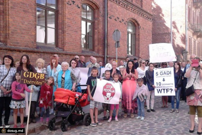 Жители латвийского Лиепая вышли на митинг за ужесточение наказаний для педофилов