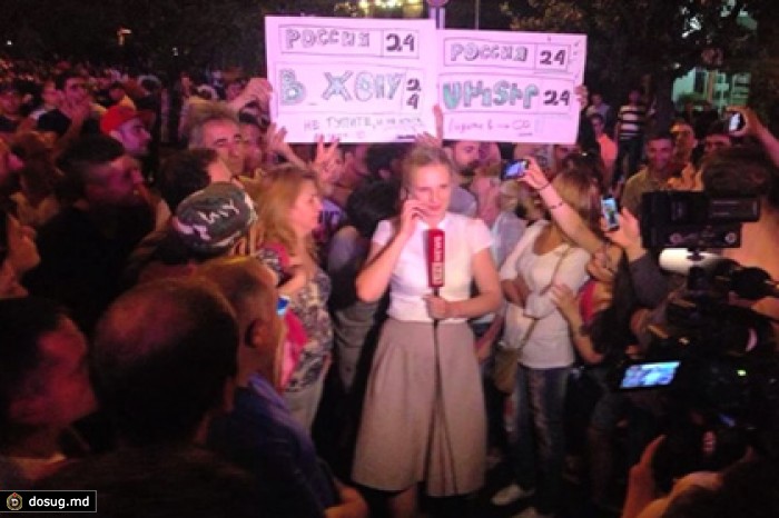 Журналистка LifeNews провела репортаж на фоне плаката против «России 24»