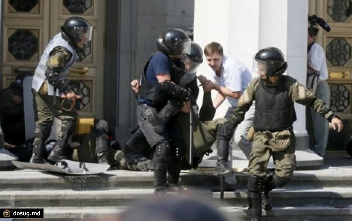 Журналисты сняли, как митингующим возле Рады раздавали деньги