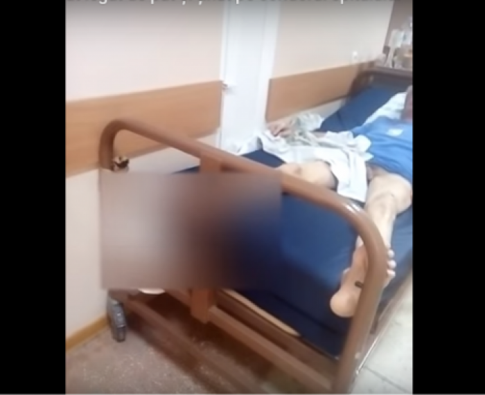 Жуткое видео о том, как пациентов больницы скорой помощи держат привязанными к постели