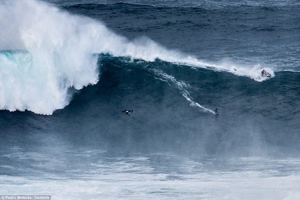 Серфингисты оседлали 30-метровую волну