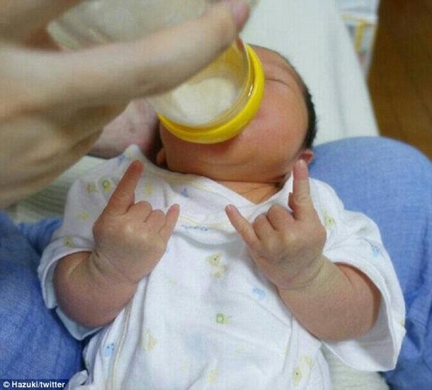 Пользователей сети умилило фото младенца с "роковой козой"
