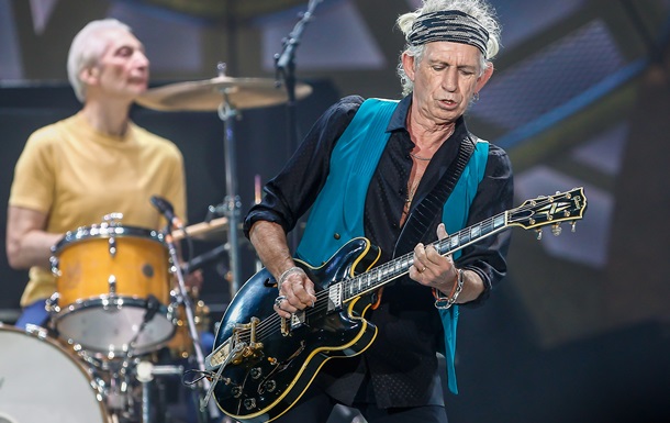 Гитарист The Rolling Stones разрешил дочерям вдохнуть его прах