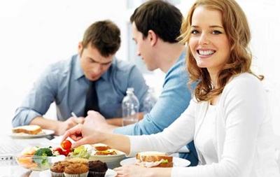 Обеды с коллегами повышают продуктивность работы
