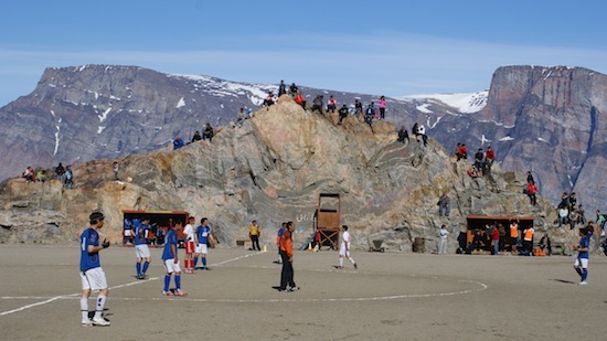 Гренландия не может вступить в ФИФА, потому что на острове растёт слишком мало травы