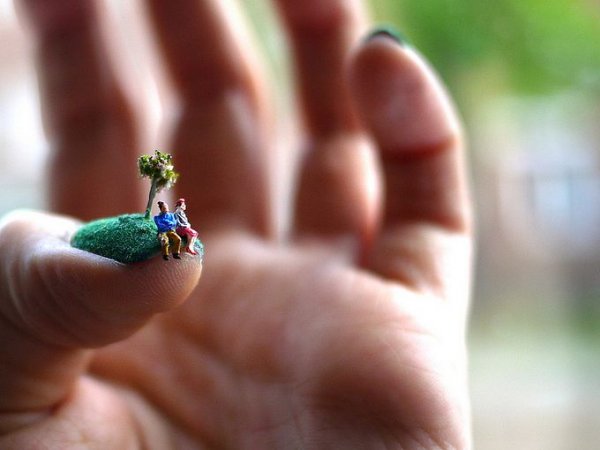 Живописные миниатюры на ногтях