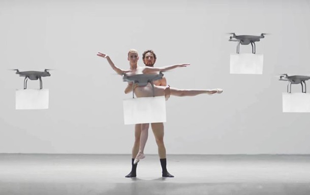 В Японии сняли видео танцев дронов с голыми людьми