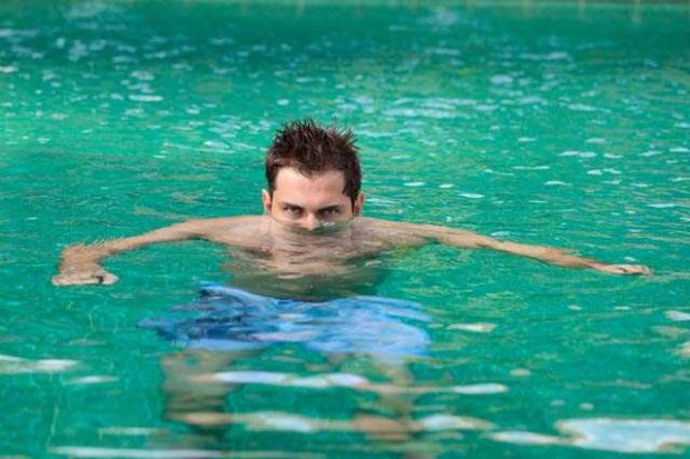 Мочиться в бассейне опасно для здоровья