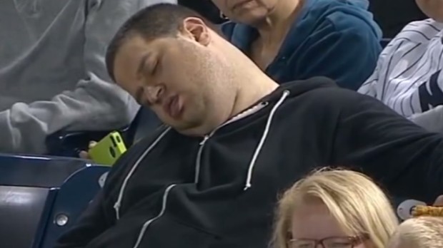Болельщик, заснувший во время бейсбольного матча, требует $10 000 000