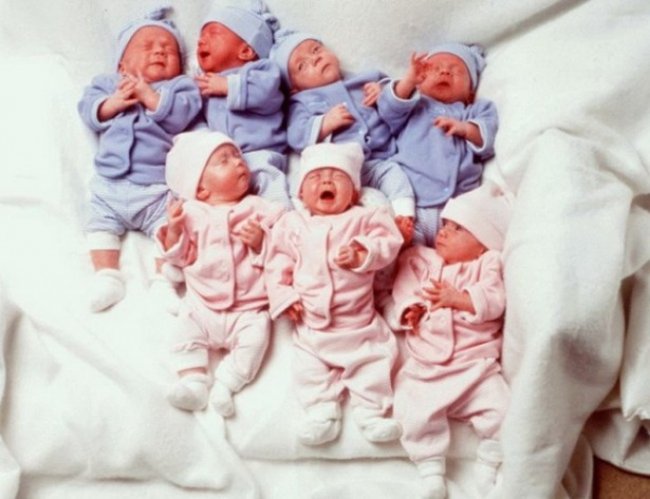 Первым в мире близнецам-семерняшкам исполнилось 18 лет