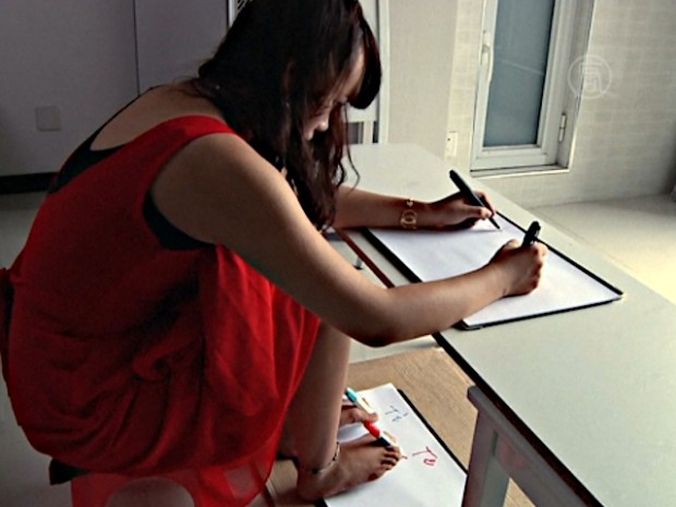 Китаянка пишет руками и ногами одновременно