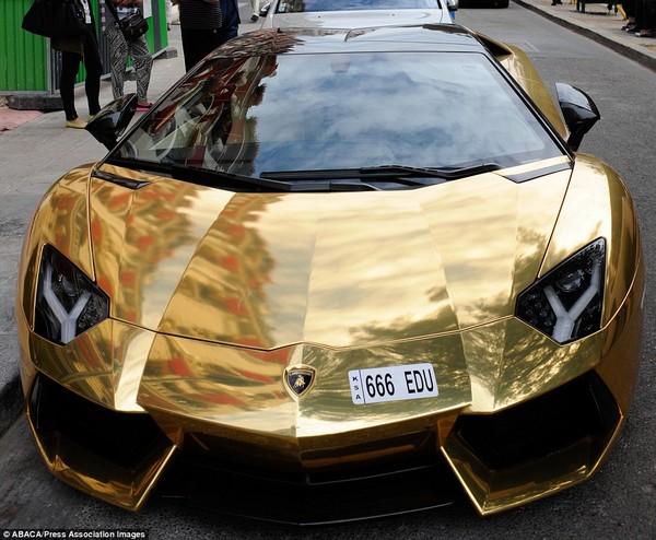 На улицах Парижа был замечен золотой Lamborghini Aventador за 6.000.000$