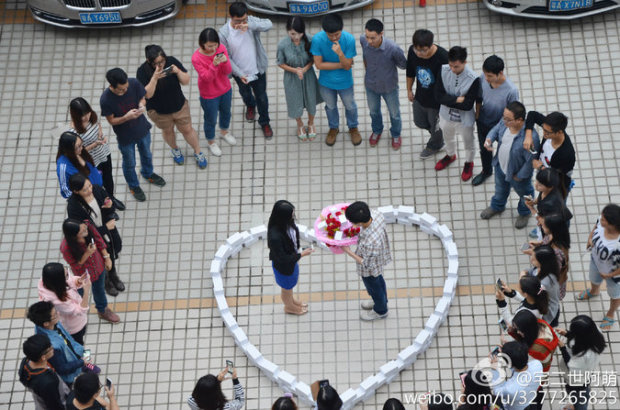 Китаянка отказала в замужестве мужчине, подарившему ей сердце из 99 айфонов