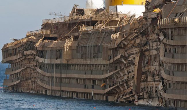 Фотографии с поднятого лайнера Costa Concordia