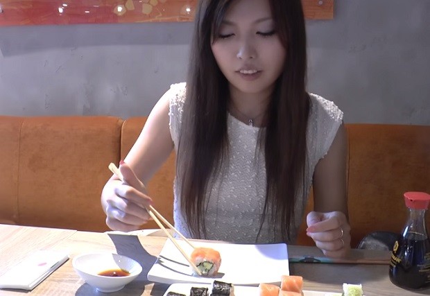 Японка Мики пробует русские суши