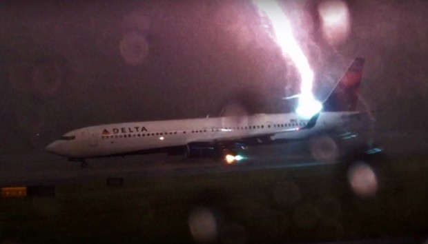 Молния бьет в пассажирский самолет