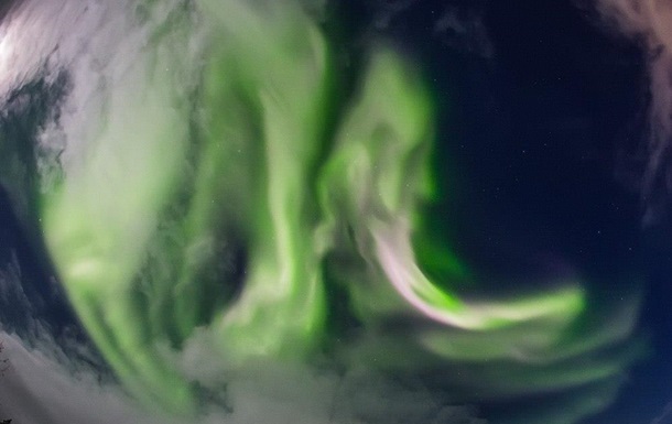 Российский фотограф снял на видео яркое северное сияние