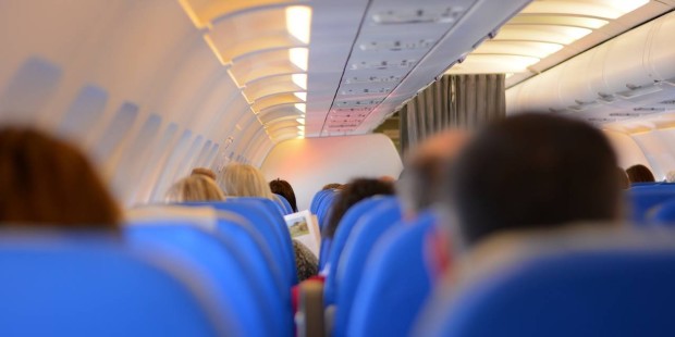 Почему в самолете при посадке так важно открыть иллюминаторы и привести кресло в вертикальное положение?